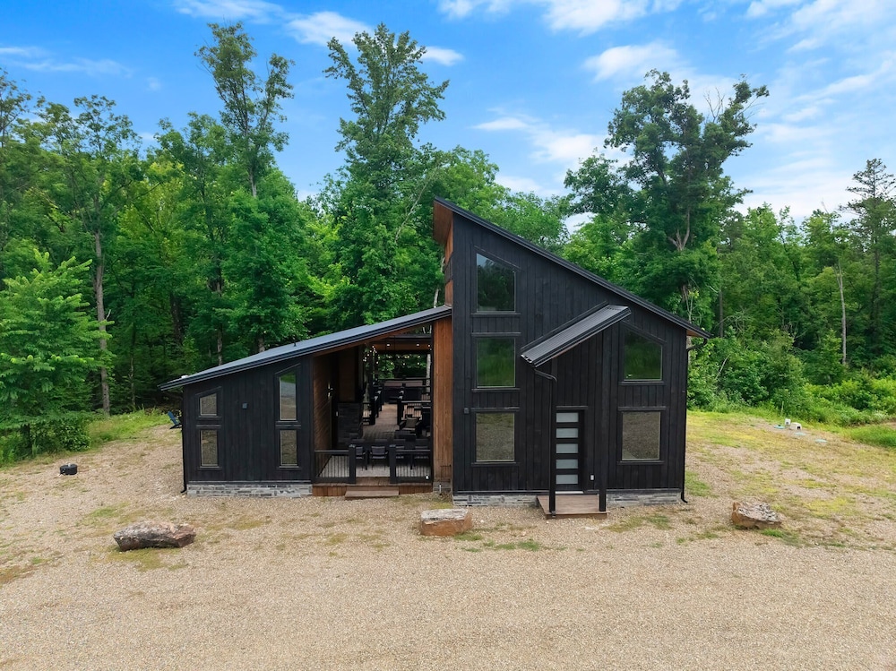 Bearly Creekin' Stay for 14 — 5-Star Luxury Hotel in Broken Bow, United States