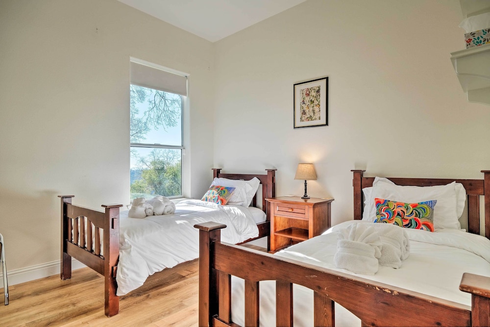 Hot Tub and Mtn Views Peaceful Columbia Retreat in Columbia, United States