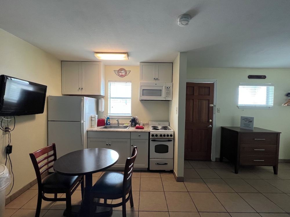Amelia's Landing Hotel - photo 17