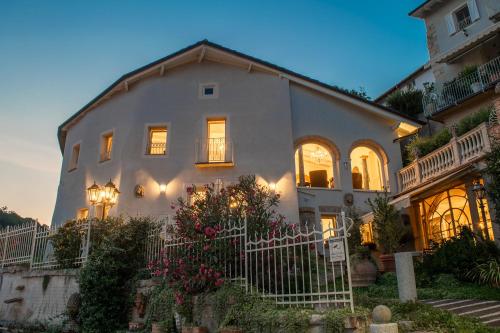 Ai Leoni Ruggenti Dimora della Storia e del Relax in Monferrato — 4-Star Luxury Hotel in Ottiglio, Italy