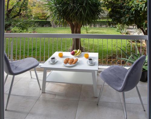 Newly Remodeled Dream Condominiun in Kifisia with Garden & Grass Lawn — 4-Star Luxury Hotel in Kifisia, Greece