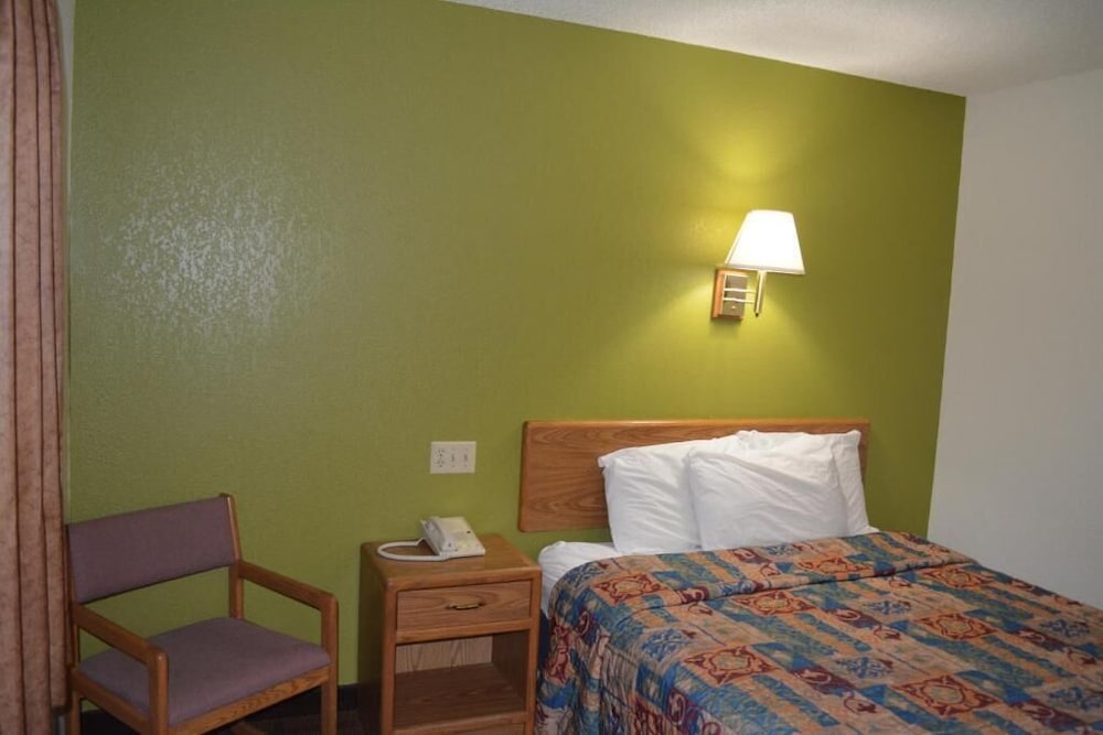 Bloomer Inn & Suites - photo 13