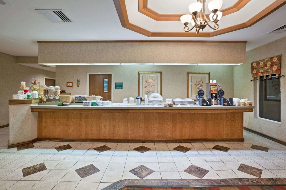 Overland Park Hotel - photo 15