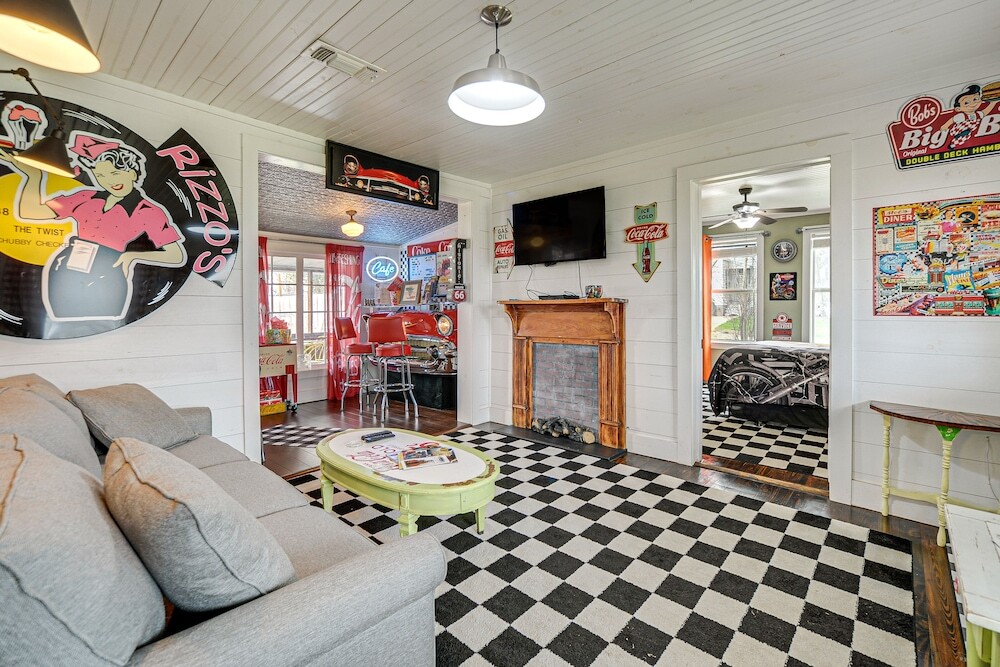 Retro Retreat in Llano w Screened Porch — hotel in Llano