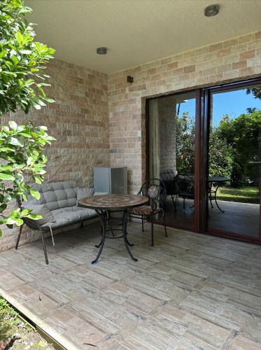 Dreamland Oasis 1st floor Apartment With a Garden by the Sea