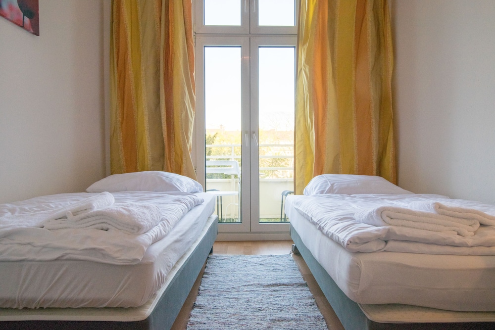Tolstov Hotels Large 3 Room Apartment — Meerbusch