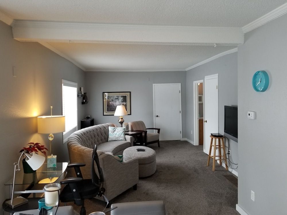CR Short Stays — 4-Star Luxury Hotel in Cedar Rapids, United States