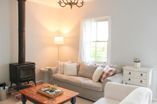 The Little White Cottage Country Elegance Near CBD — 4-Star Luxury Hotel in Mudgee, Australia