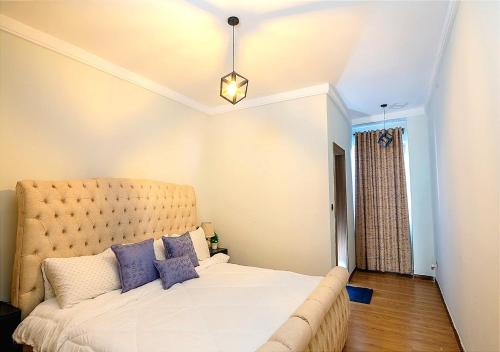 Luxurious 3 Bed 4 Bath Condo
