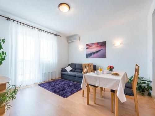 Apartment Lena Three Bedroom Apartment with Balcony and Sea View