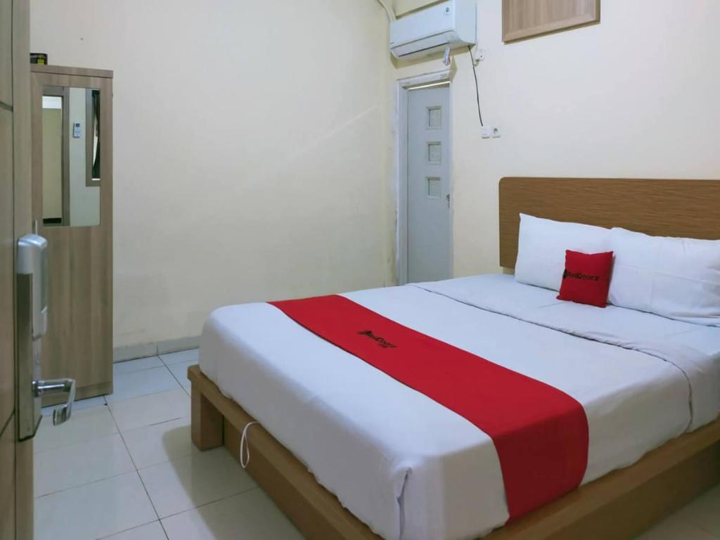 RedDoorz @ Jalan Kolonel Haji Burlian Palembang 2 — hotel near Sultan Mahmud Badaruddin II Airport