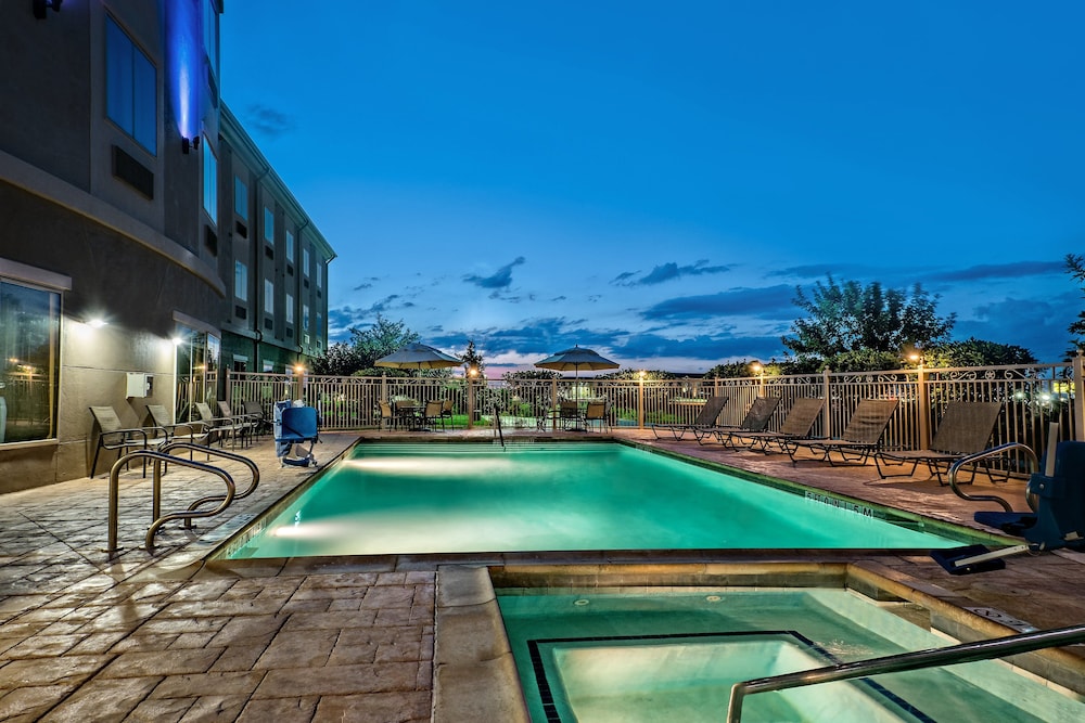 Holiday Inn Express & Suites Cotulla by IHG - photo 23