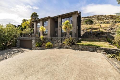 Luxurious Lake View Escape — 4-Star Luxury Hotel in Queenstown, New Zealand