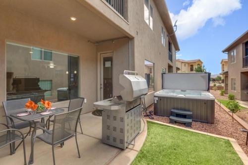 Zion Village Resort 415 Private Hot Tub Ping Pong Table and Community Pool access in Hurricane, United States