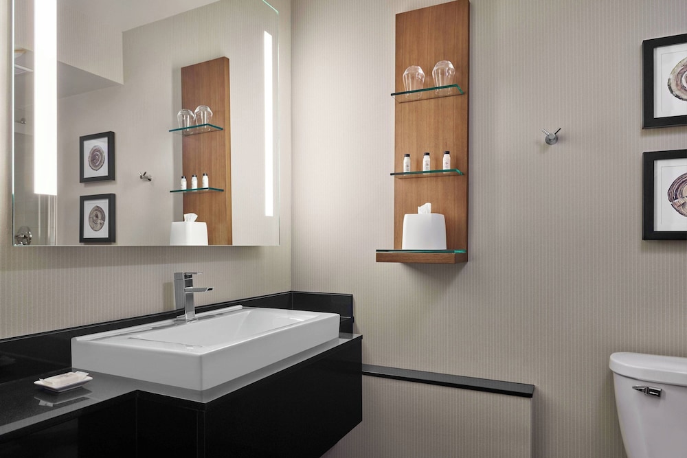 Delta Hotels by Marriott Milwaukee Northwest - photo 8