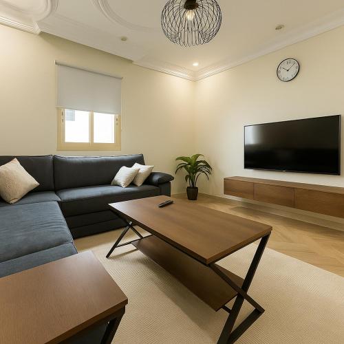 Stylish 3Br Smart Tv & Wi Fi — 4-Star Luxury Hotel in Jeddah, Saudi Arabia