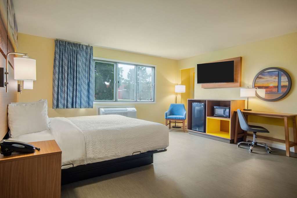 Days Inn & Suites by Wyndham Waterloo - photo 21