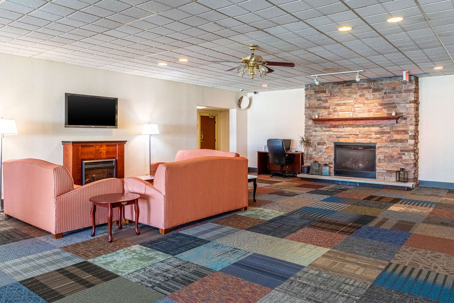 Econo Lodge - photo 16