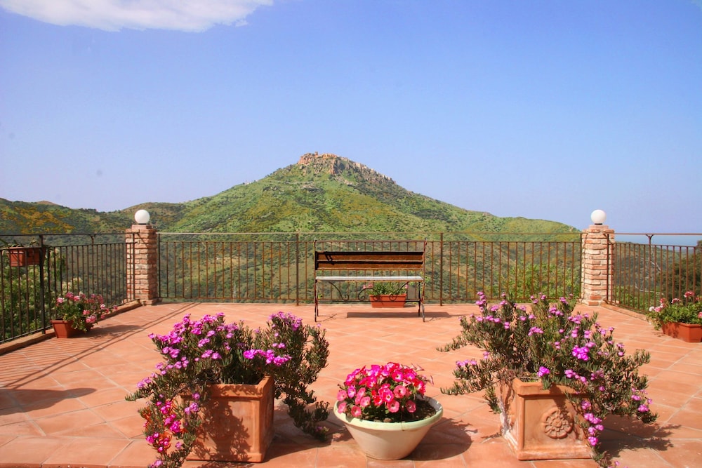 Casale Margherita turismo rurale — hotel in Pollina