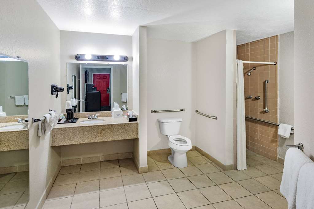 Howard Johnson by Wyndham Houston Hobby Airport - photo 17