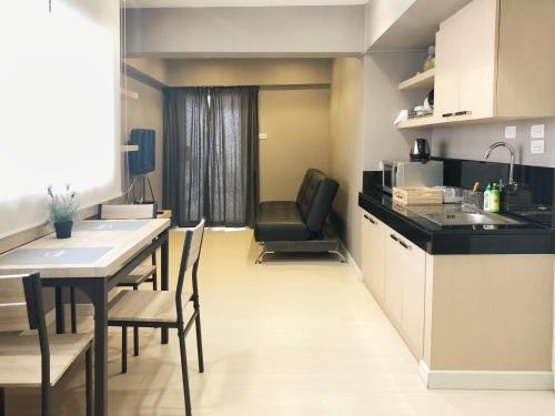 Cozy 1br walk to BTS and Airport Rail Link Close to Malls T
