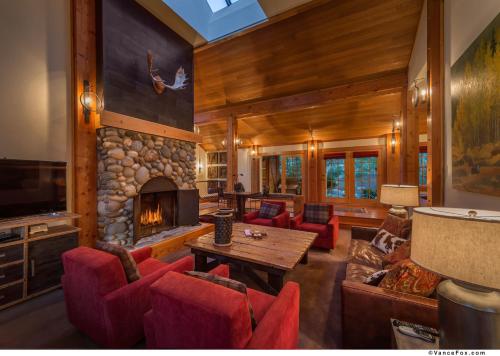 Skidder Luxury 3500 sqft Northstar 4BR w Game Room Sauna & HOA Amenities in Truckee, United States