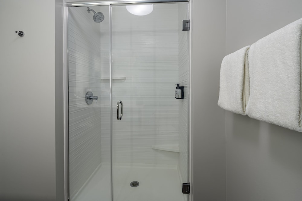 avid hotel Milwaukee West Waukesha by IHG - photo 17