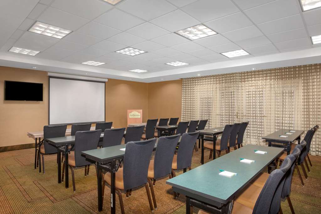 La Quinta Inn & Suites by Wyndham Charlotte Airport South - photo 22