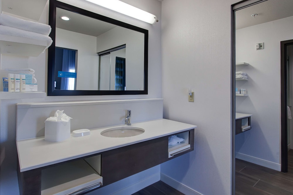 Hampton Inn & Suites Wichita Airport - photo 14