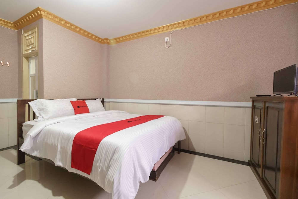 RedDoorz Plus Syariah near RSUP Dr. M. Djamil Padang in Padang, Indonesia
