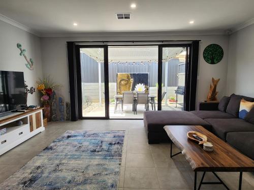 Minutes To The Beach King Bed With Tv Spa Bath — Christies Beach