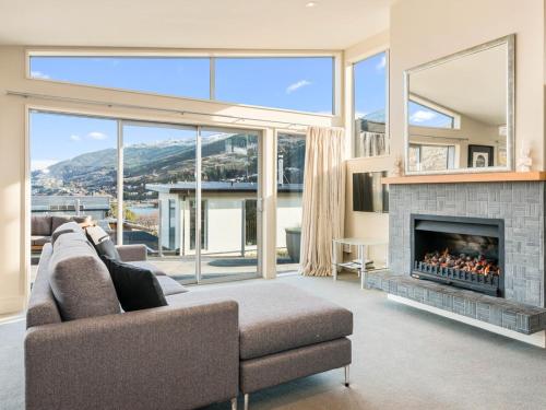 Lake Views on Yewlett Queenstown Holiday Home — 4-Star Luxury Hotel in Queenstown, New Zealand