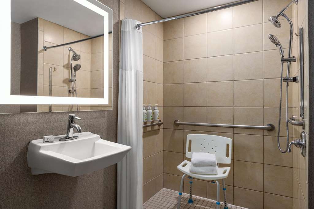 La Quinta Inn & Suites by Wyndham Mt. Laurel Philadelphia - photo 29