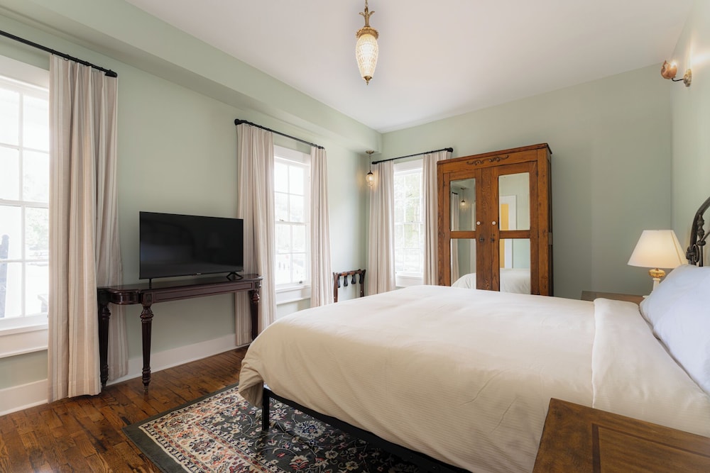 The NuWray Hotel & Carriage House - featured photo