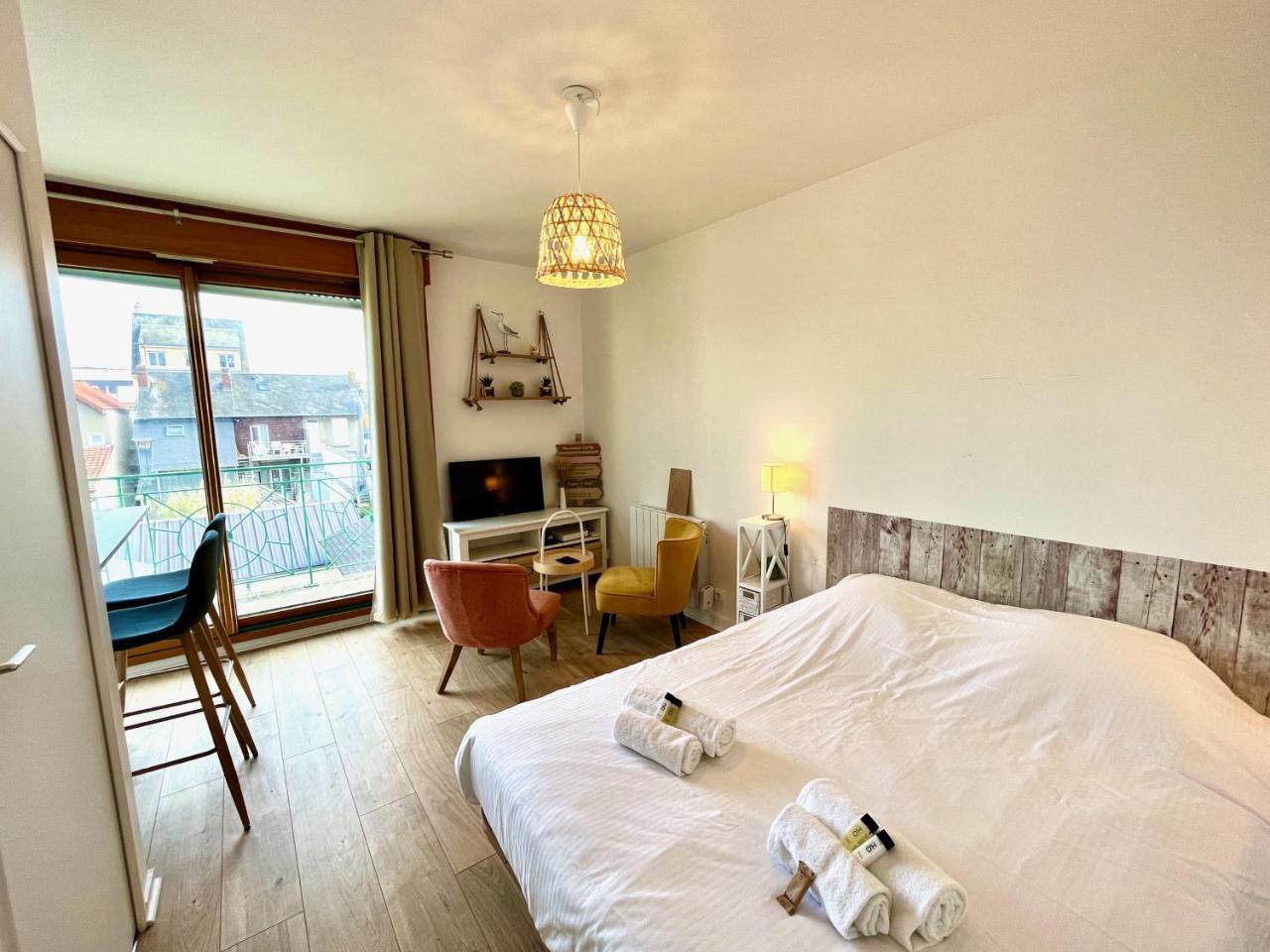 Salm Coquet Studio Avec Balcon in Ouistreham, France