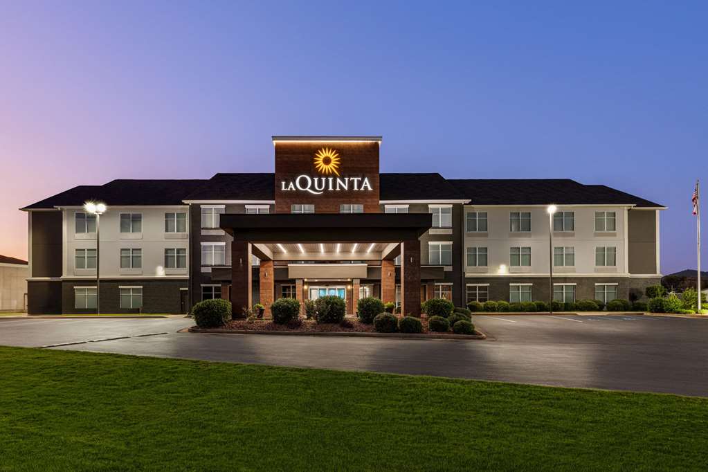 La Quinta Inn & Suites by Wyndham Oxford Anniston - photo 3