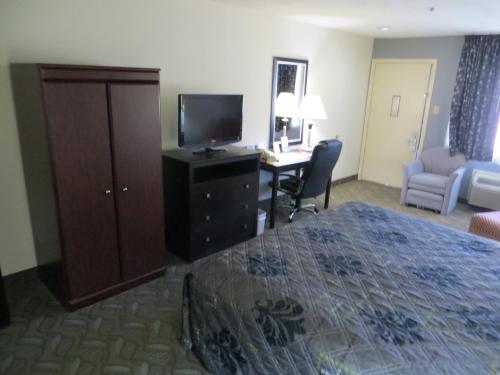 Days Inn by Wyndham Bryan College Station - photo 12