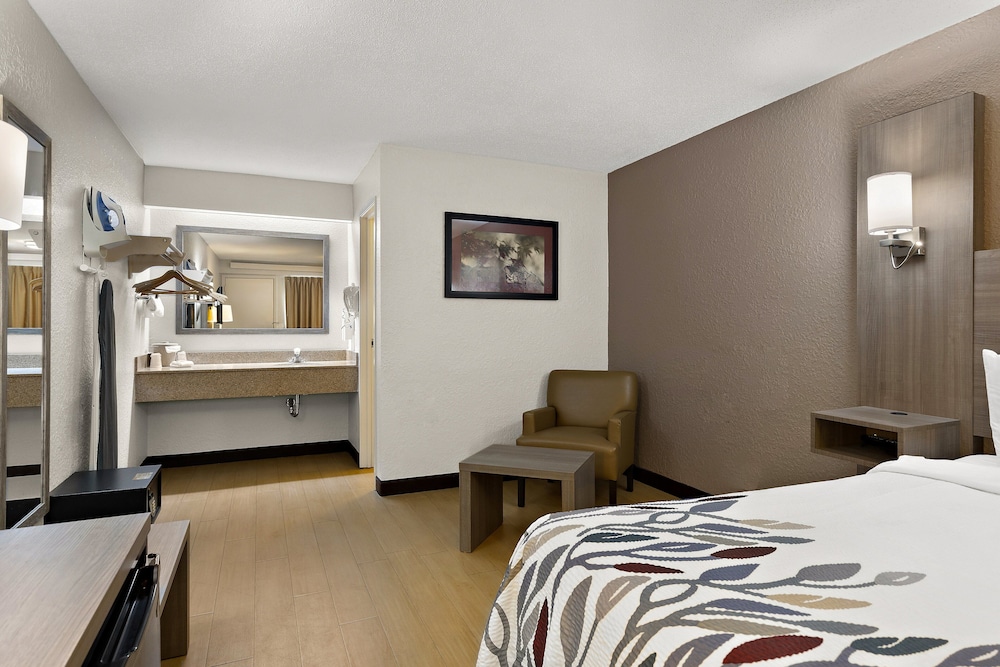 Red Roof Inn Cleveland Westlake - photo 7