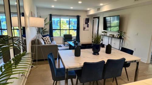 Century City Cozy 3 Bedroom Apartment with Parking 302 303 — 4-Star Luxury Hotel in Los Angeles, United States