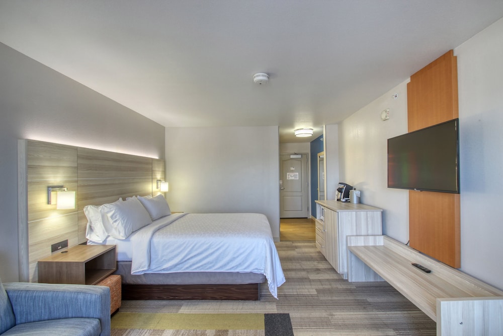Holiday Inn Express Hotel & Suites Milwaukee Airport by IHG - photo 26