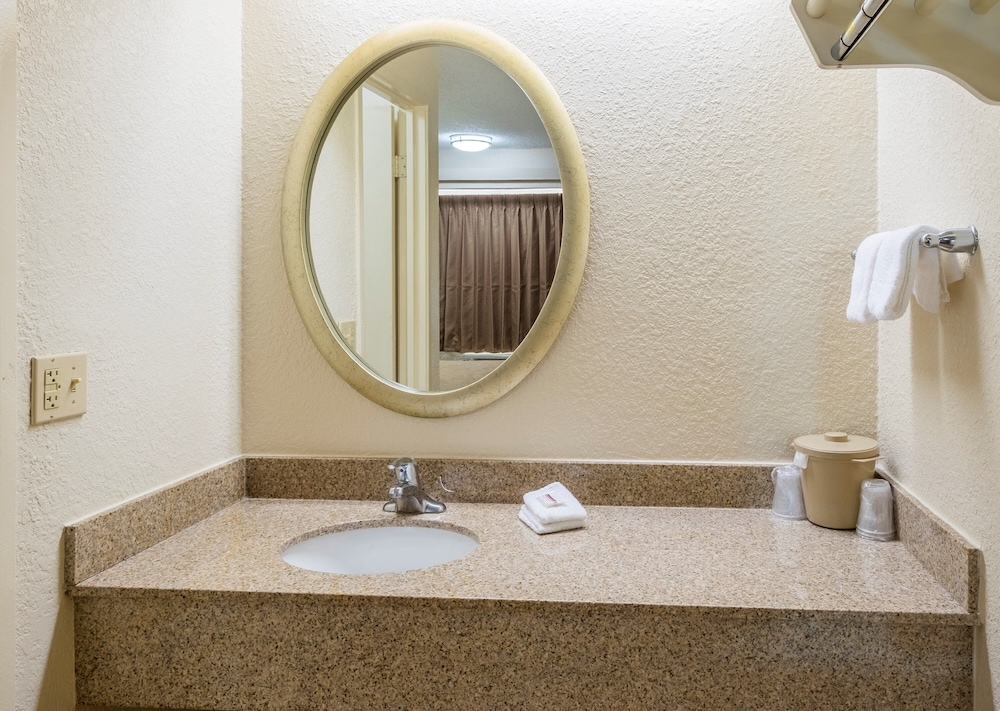 Red Roof Inn Huntington - photo 24