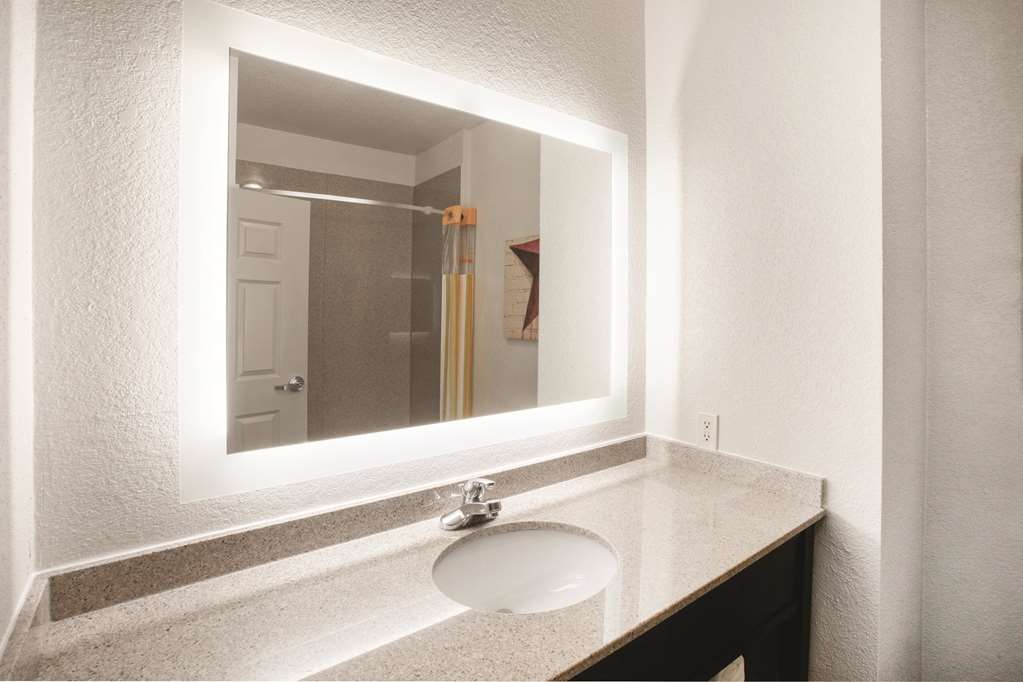 La Quinta Inn & Suites by Wyndham Mansfield TX - photo 13