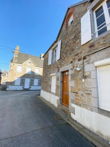Les Herbus Angle Rue de L'avant Garde Et 31 Rue Jeremie - last minute hotel in Unknown City