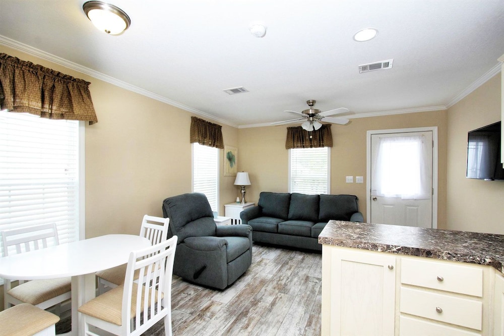 Majestic Oaks RV Resort - carbon neutral hotel in Zephyrhills