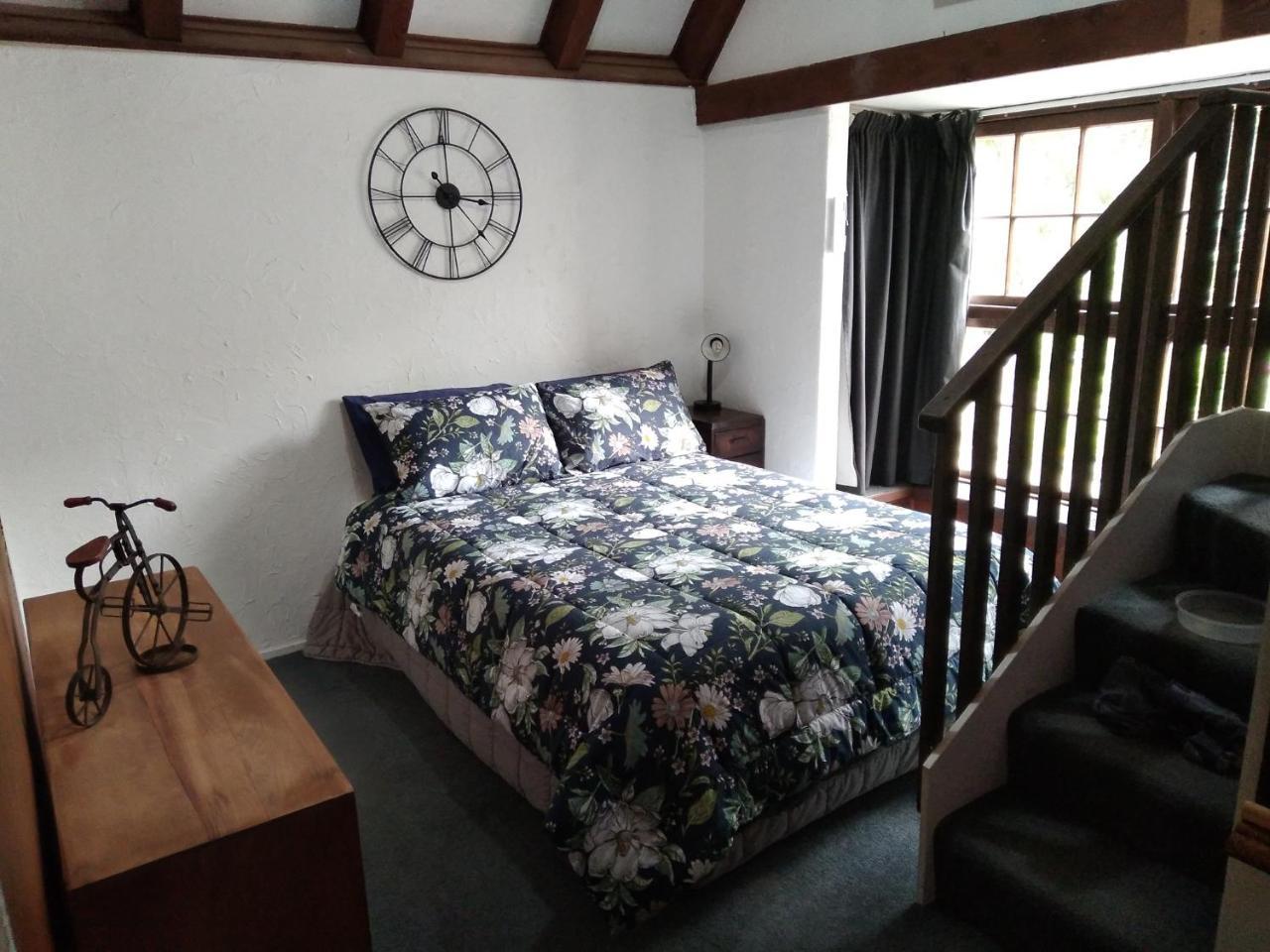 The Chalet Bed and Breakfast peace and quiet in the country 12 minutes from City — 4-Star Luxury Hotel in Dunedin, New Zealand