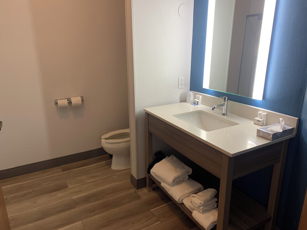 La Quinta Inn & Suites by Wyndham OKC North Quail Springs - photo 19