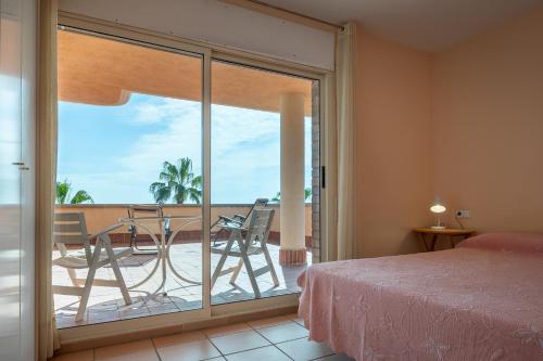 At019 Vistas Frontales de la Playa Con Piscina — hotel in Torredembarra