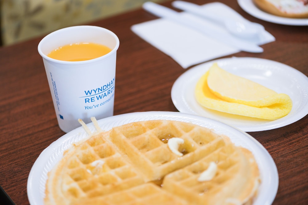 Days Inn by Wyndham Greensboro NC - photo 15
