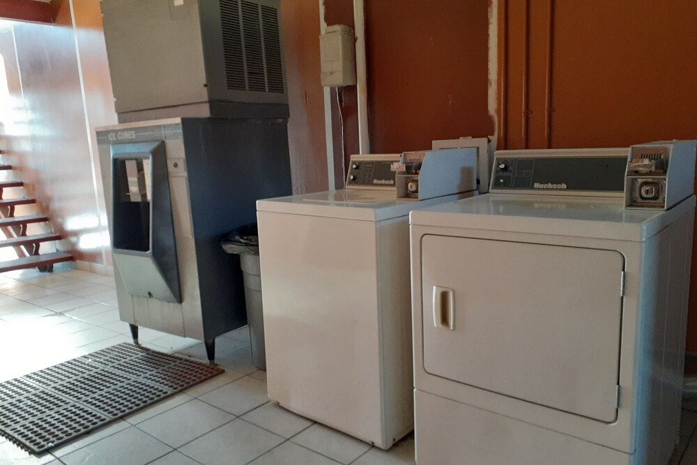 Howard Johnson Inn Salina Kansas - photo 26