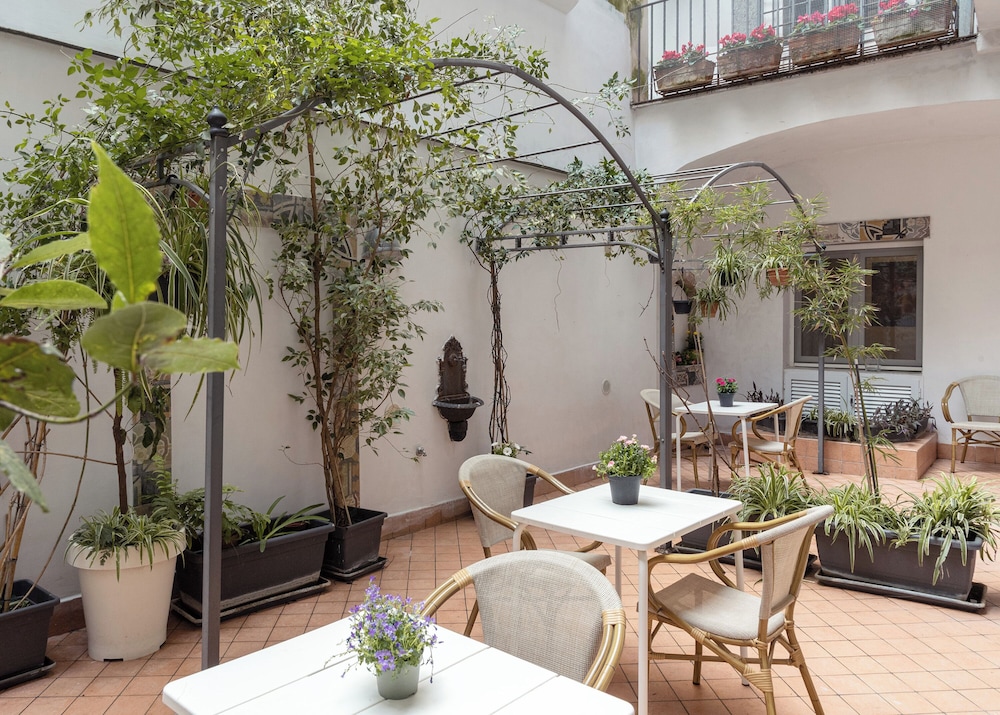 Petrucci Garden — 4-Star Luxury Hotel in Naples, Italy